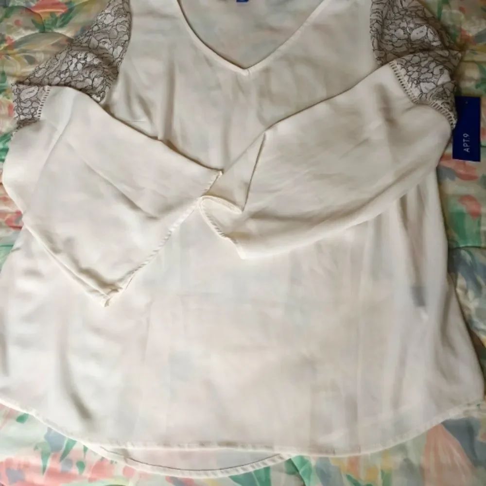 NWT APT.9 M White Bell Longsleeves V-neck Lace Women's Top Blouse